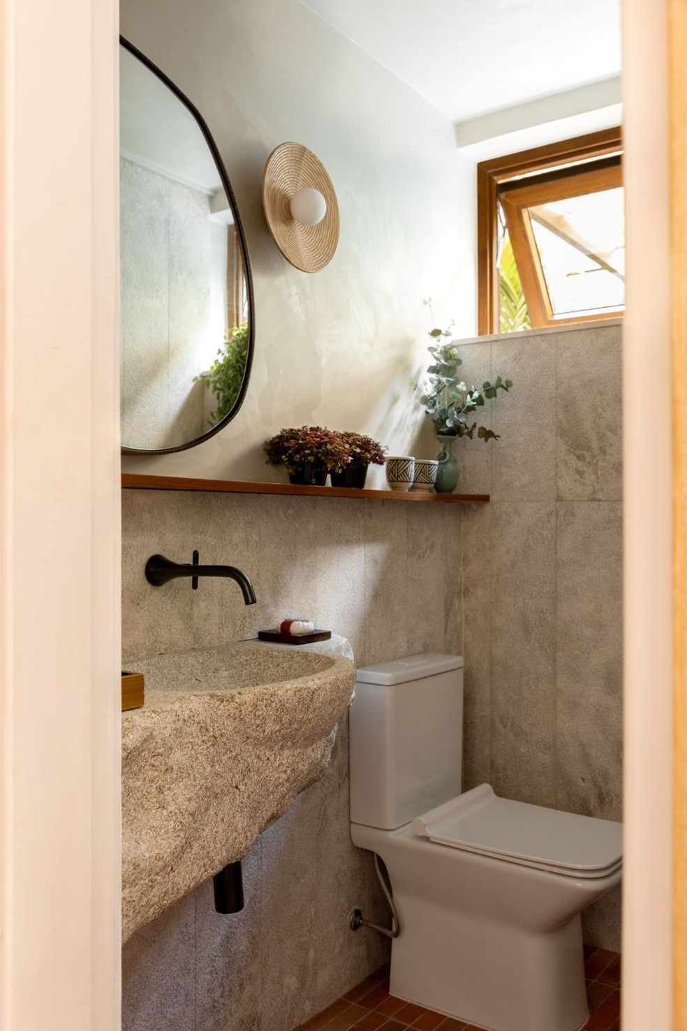 prateleira de canto adesiva ou com furação qual a melhor