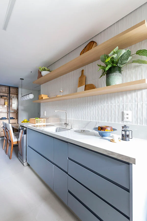 prateleira de madeira ou metal para cozinha qual escolher