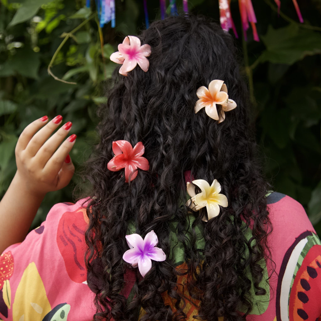 Presilha de flor havaiana