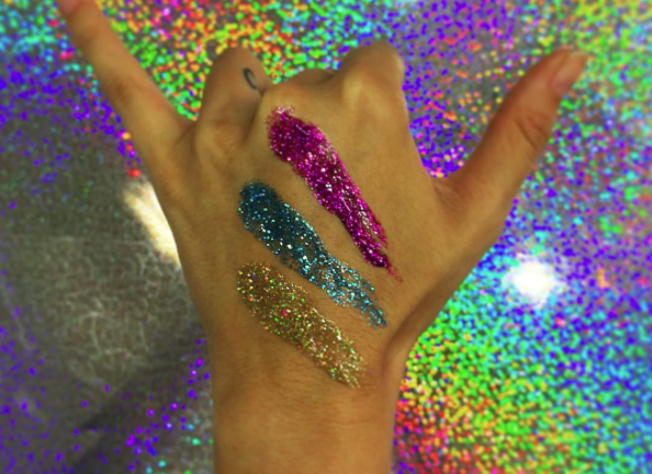 DIY Purpurinando: Como Customizar Suas Roupas com Glitter e Pedrarias