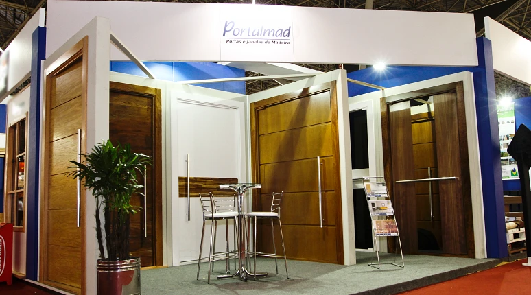 erros comuns ao envernizar porta de madeira