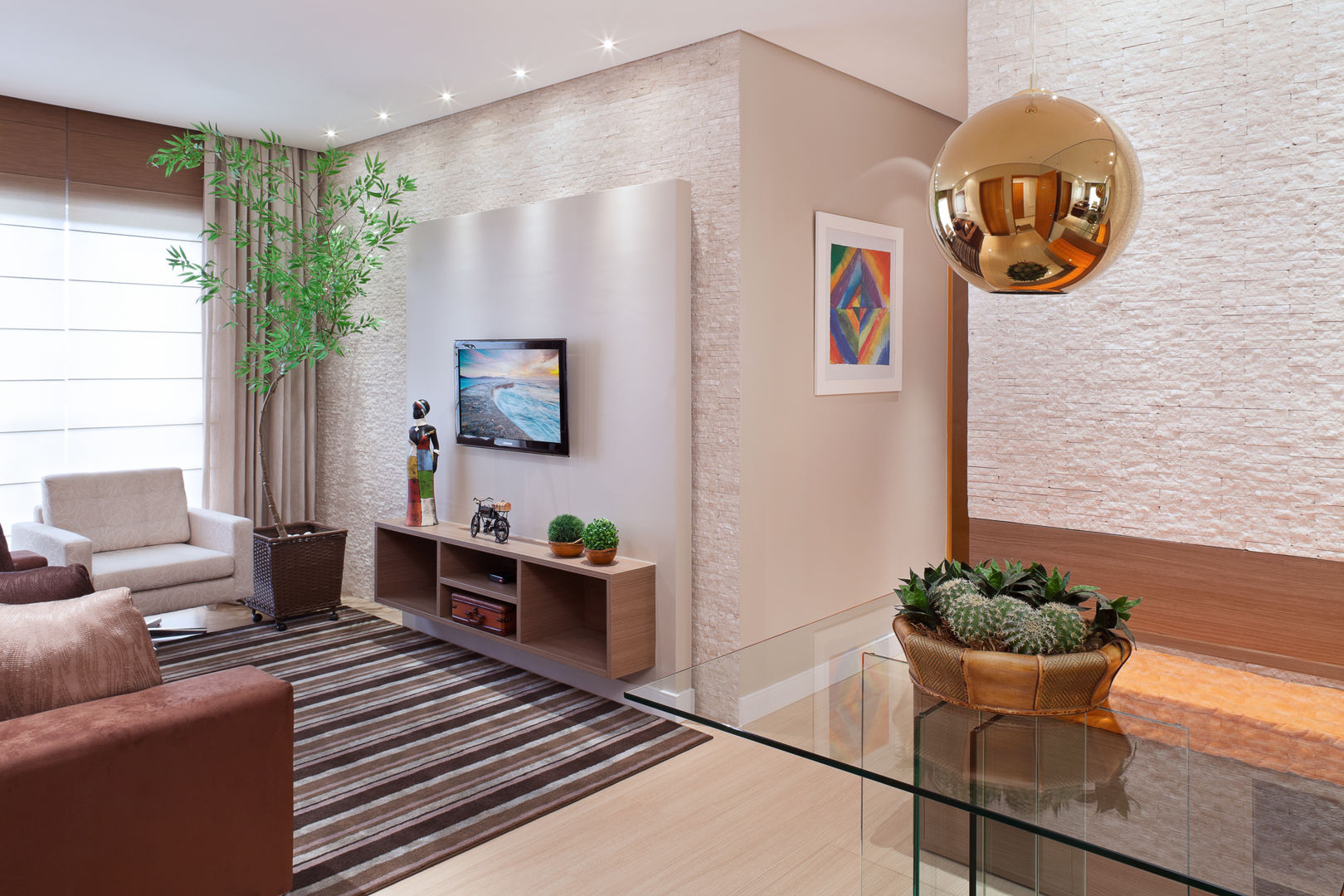 rack suspenso vs rack com pés qual o melhor para sala pequena