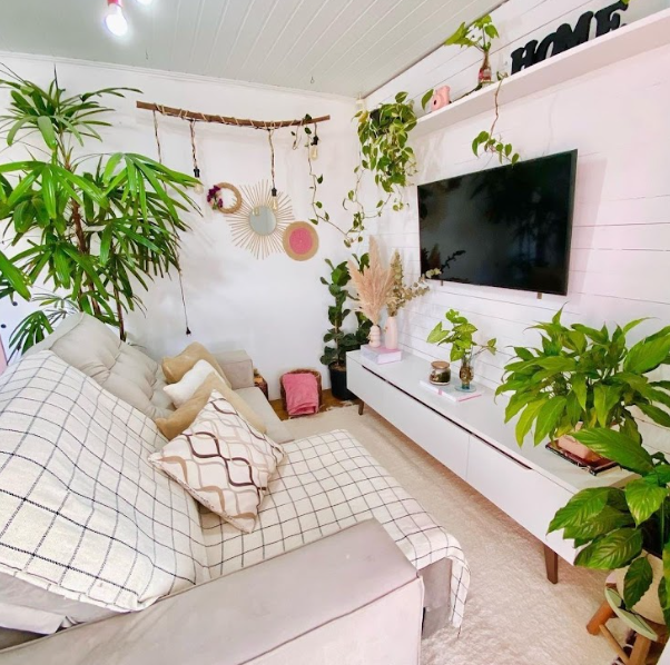 rack suspenso vs rack com pés qual o melhor para sala pequena