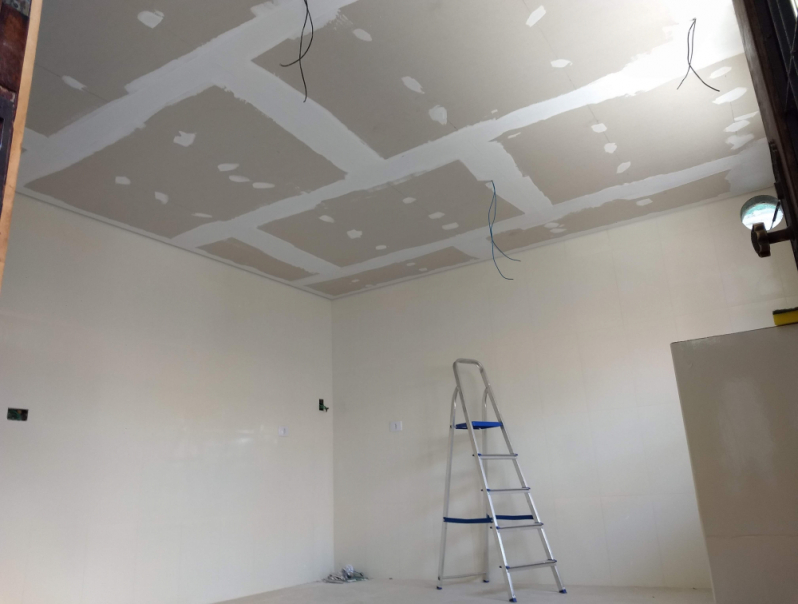 Guia Completo: Como Instalar Forro de Isopor no Teto Sozinho (DIY)