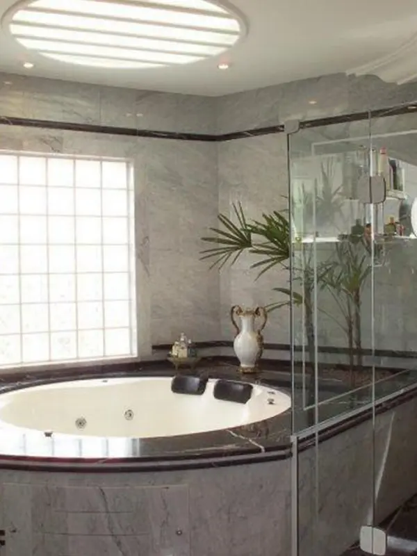 ideias de banheiros pequenos com hidromassagem