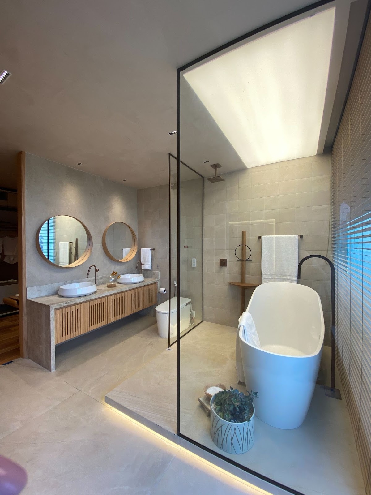 banheira de canto versus ofurô para banheiro pequeno