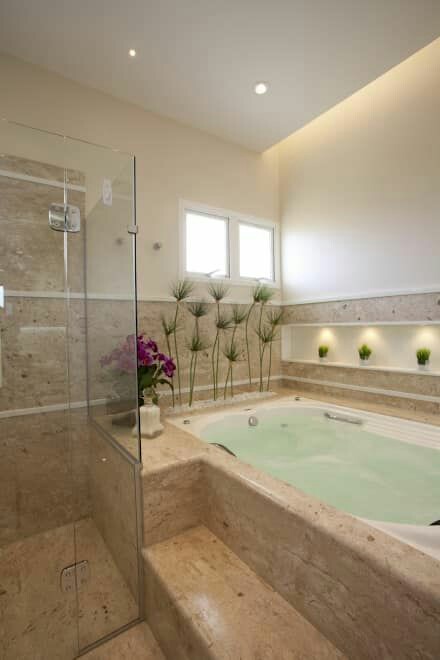 banheira de canto versus ofurô para banheiro pequeno