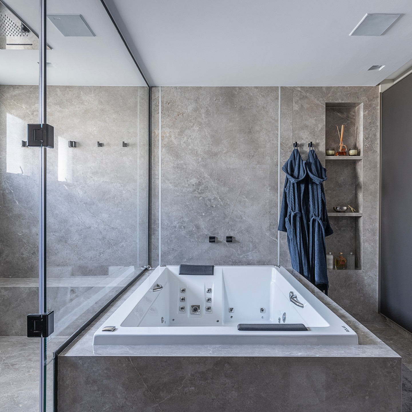 ideias de banheiros pequenos com hidromassagem