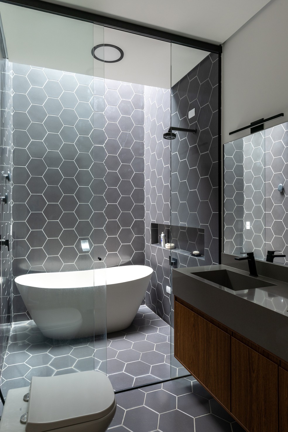 reforma de banheiro pequeno com revestimento hexagonal