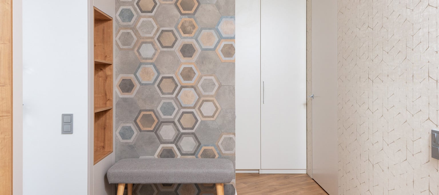 reforma de banheiro pequeno com revestimento hexagonal