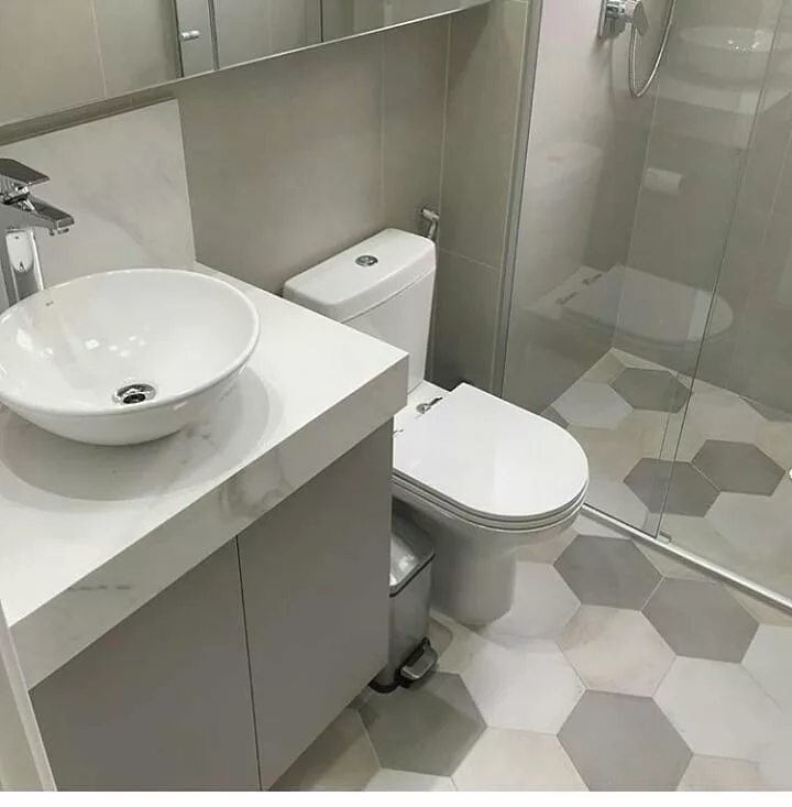 inspiração banheiro pequeno revestimento hexagonal