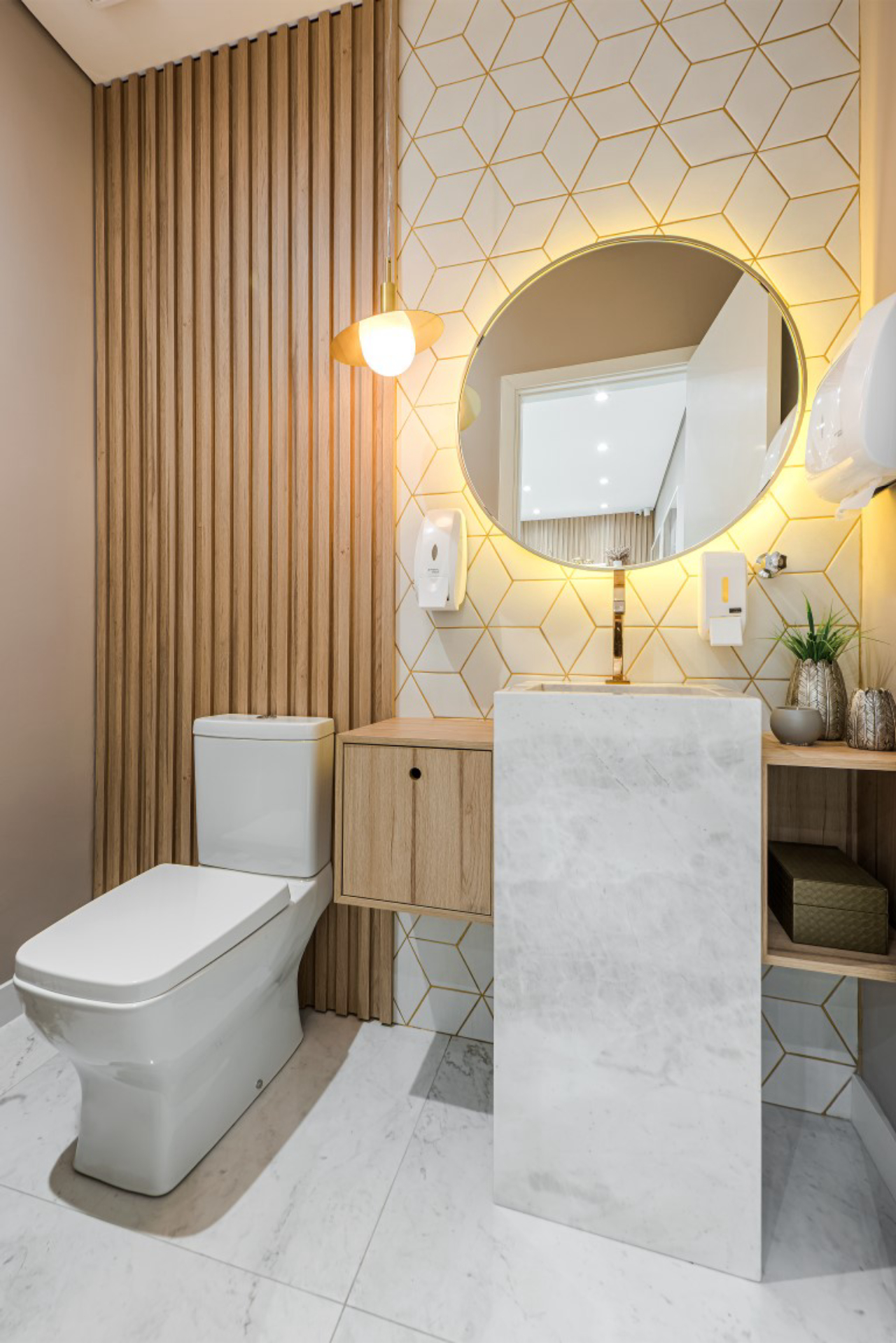 revestimento hexagonal vs retangular banheiro pequeno