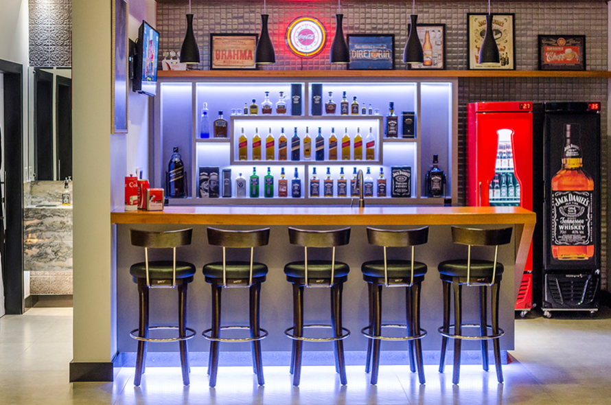 bar de canto vs carrinho de bar qual escolher