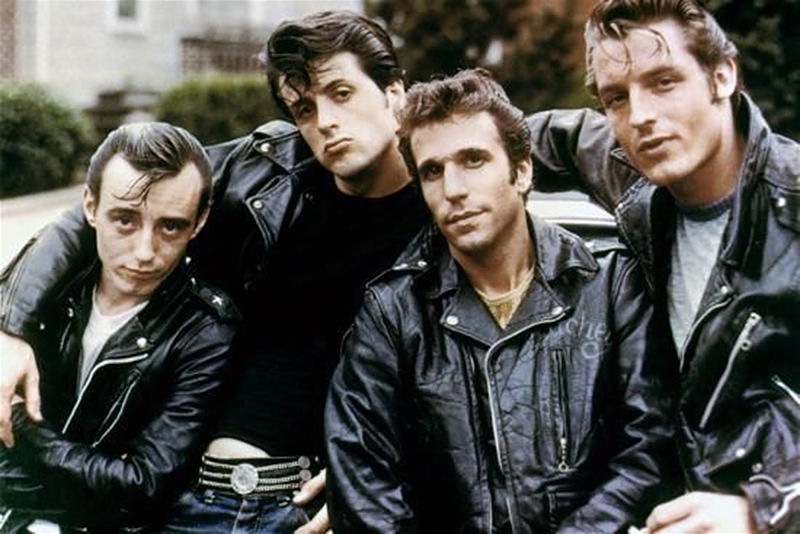 Guia Completo de Acessórios Anos 60: Do Lenço à Bota Cano Alto