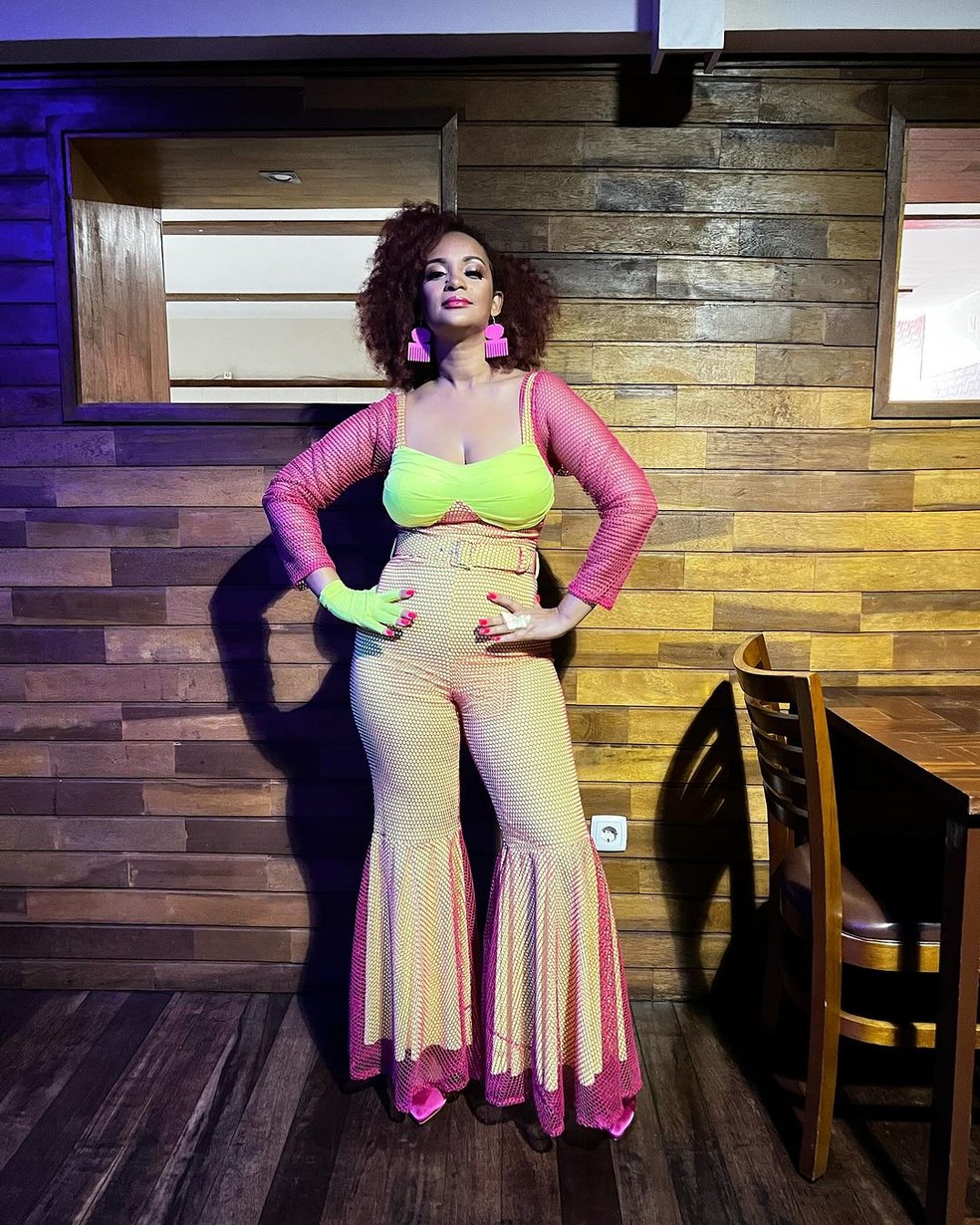 Peças Essenciais para um Look Anos 80 Autêntico: Ombreiras