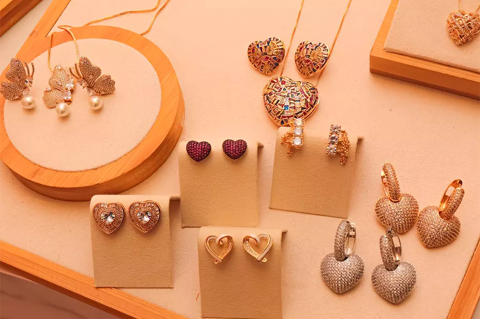 inspiração de looks com semijoias douradas