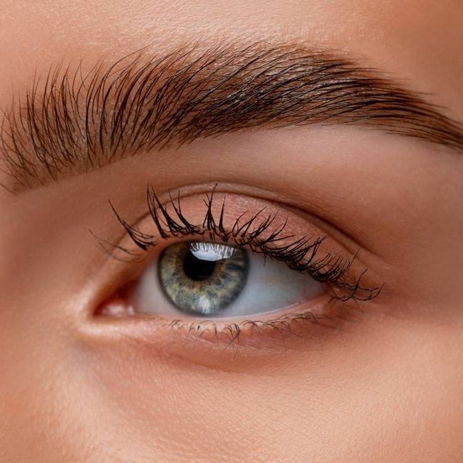 Sobrancelha ou Sombrancelha? Desvendando o Erro Comum e a Origem da Palavra