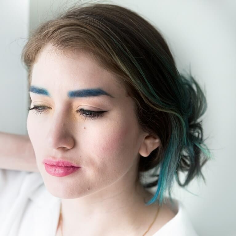 Maquiagem Cyberpunk: Sobrancelhas Azuis e Delineado Gráfico