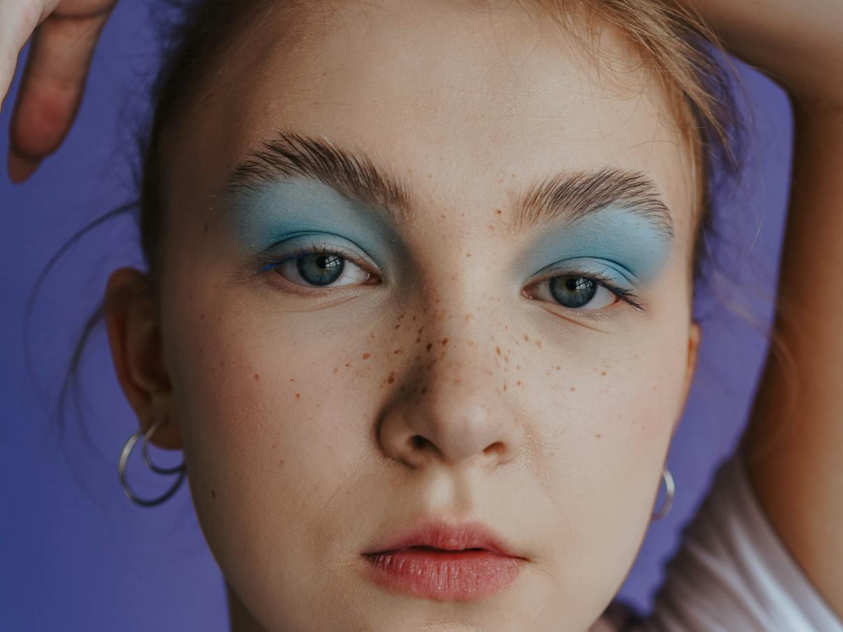 Maquiagem Cyberpunk: Sobrancelhas Azuis e Delineado Gráfico