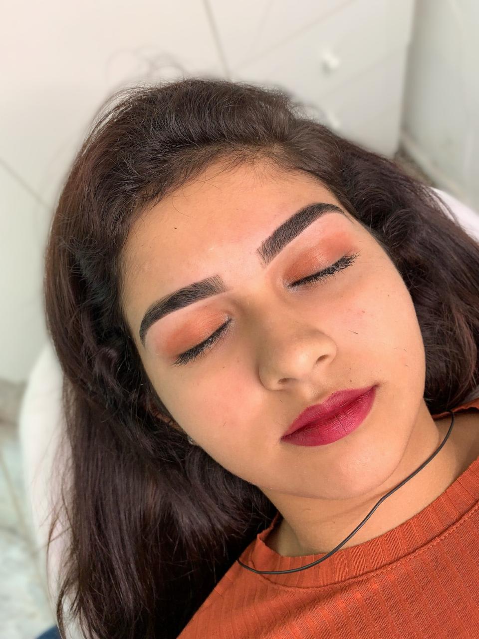 design de sobrancelha com henna