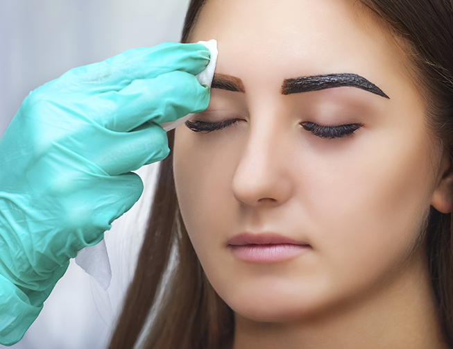 aplicação de henna nas sobrancelhas