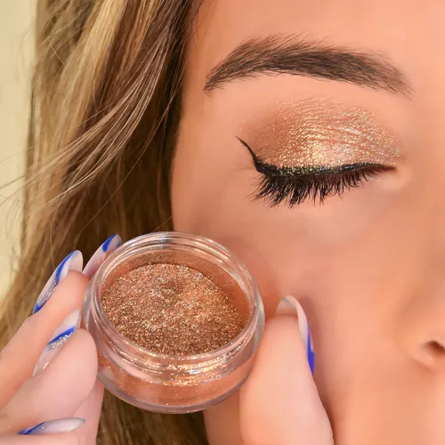 Maquiagem Minimalista 2026: O Brilho Discreto da Sombra Champagne