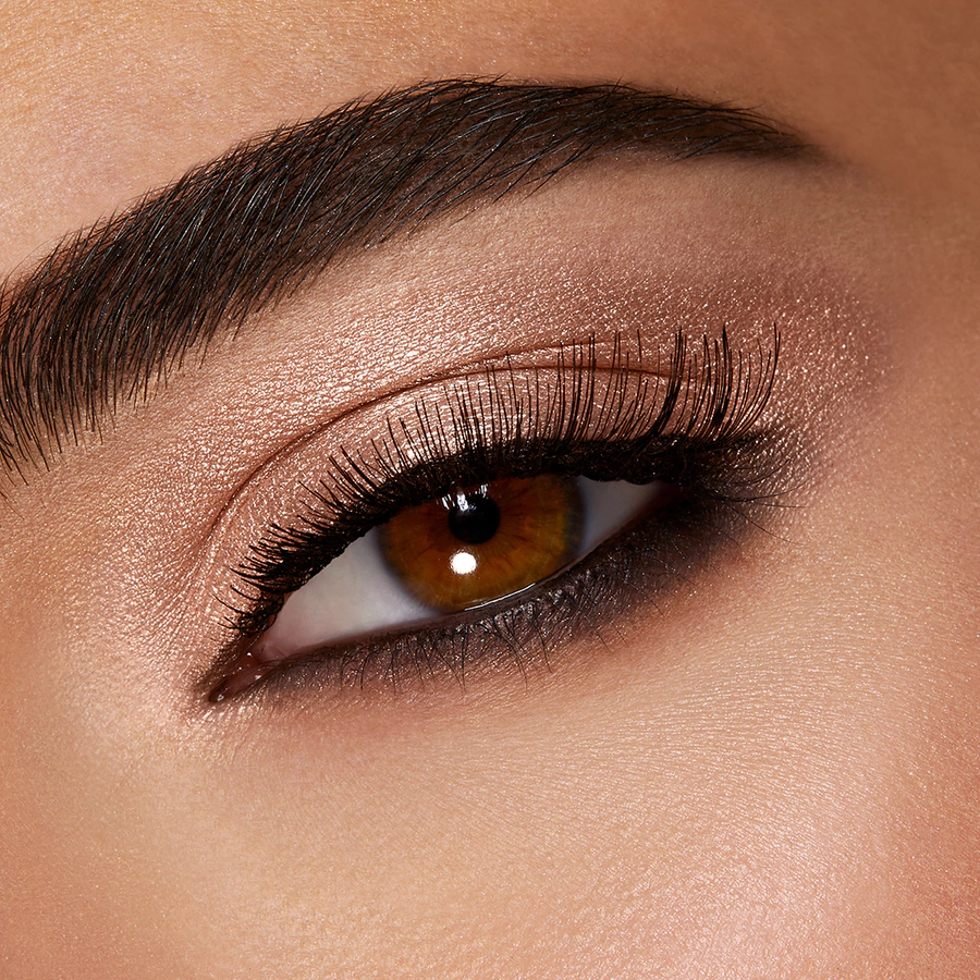 Maquiagem Minimalista 2026: O Brilho Discreto da Sombra Champagne