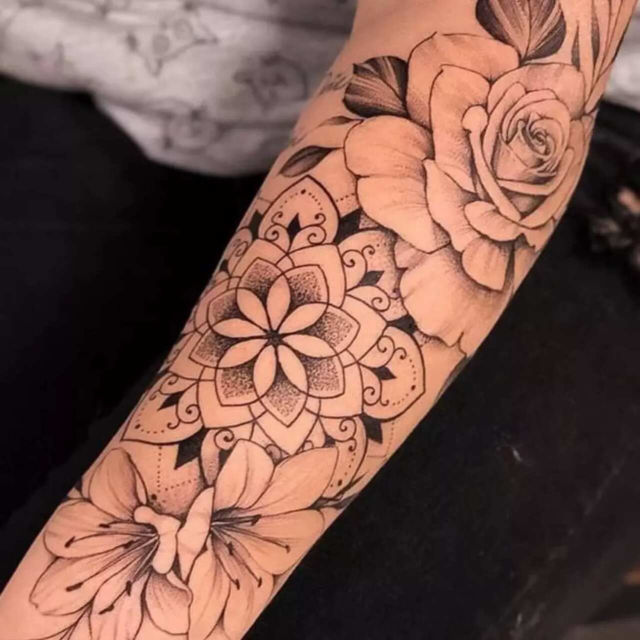 tatuagem de flor no antebraço feminino