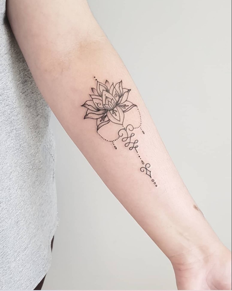 tatuagem de flor no antebraço feminino