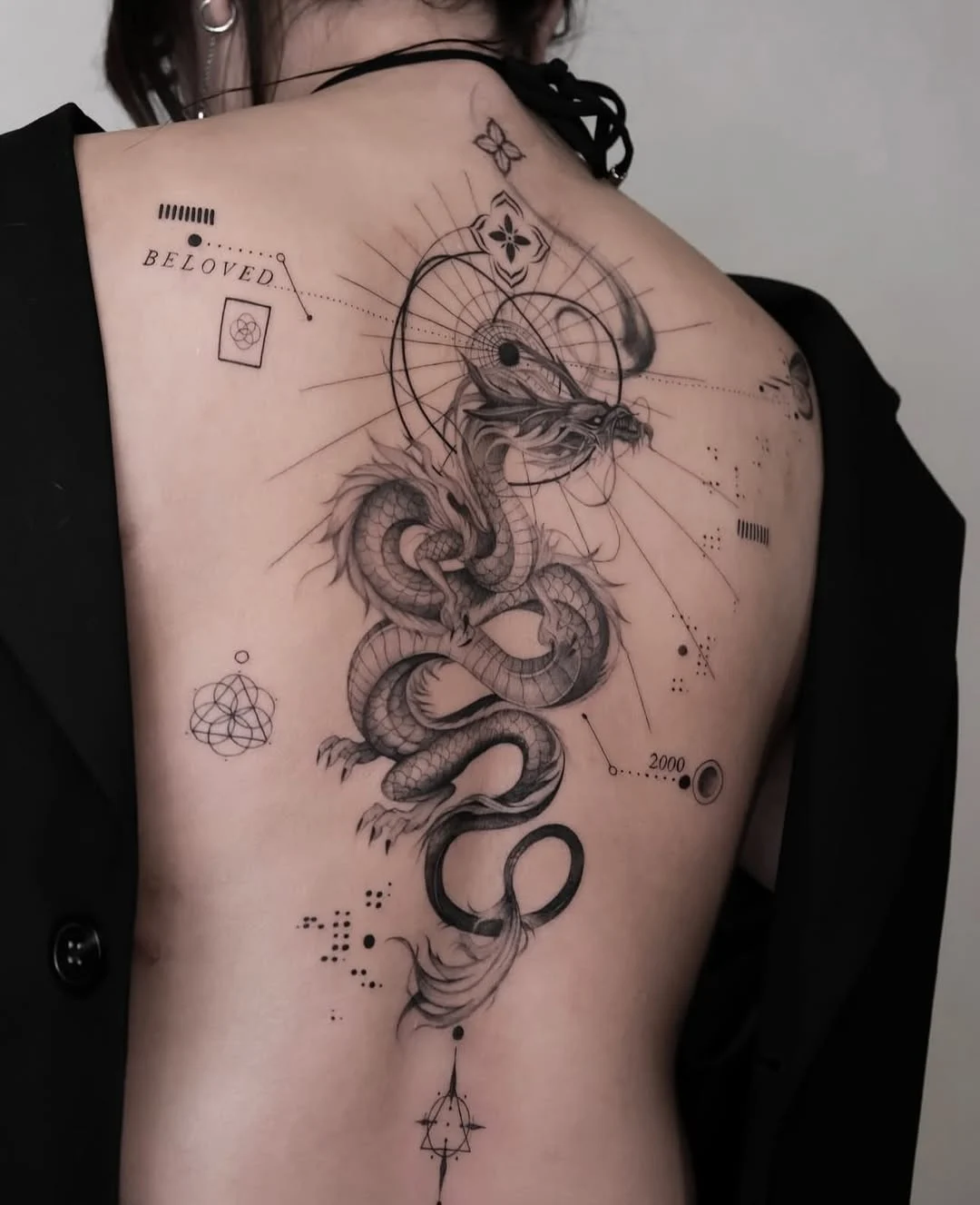 tatuagem feminina geométrica