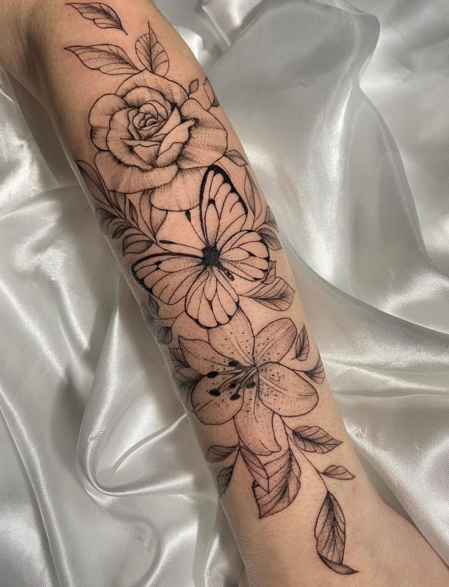 tatuagem feminina lótus braço
