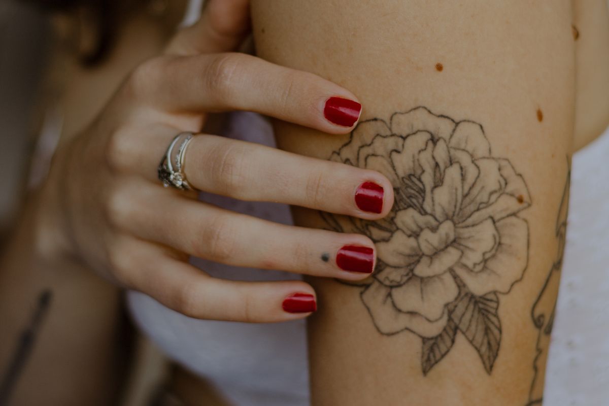 tatuagem feminina onda braço