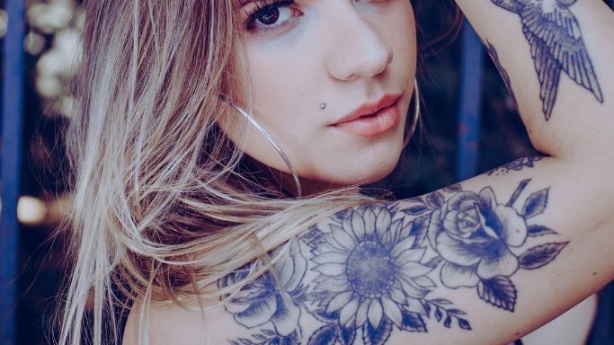 tatuagem feminina frase braço