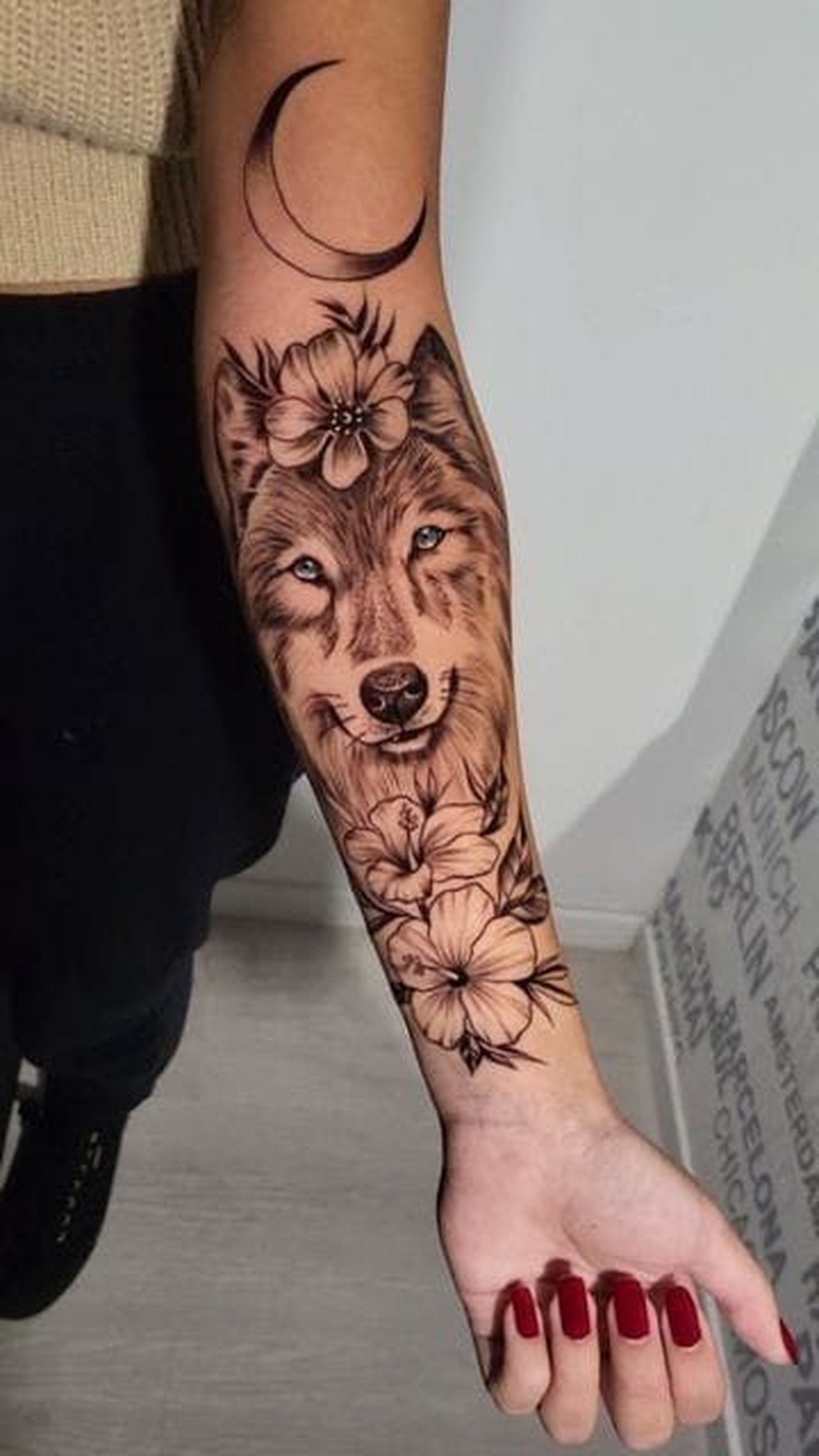 tatuagem feminina delicada braço