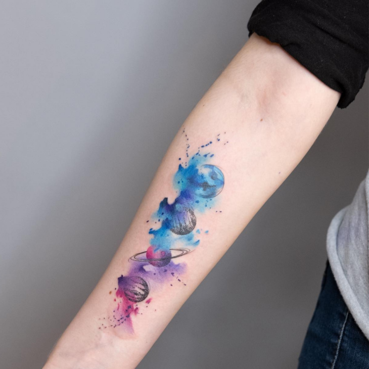 tatuagem feminina minimalista braço