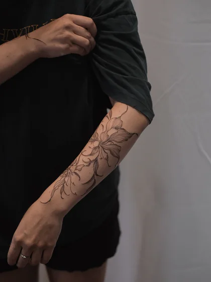 tatuagem feminina braço fineline