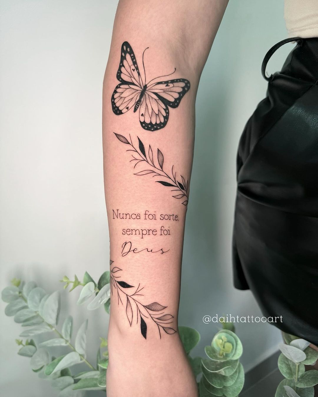 tatuagem feminina braço delicada