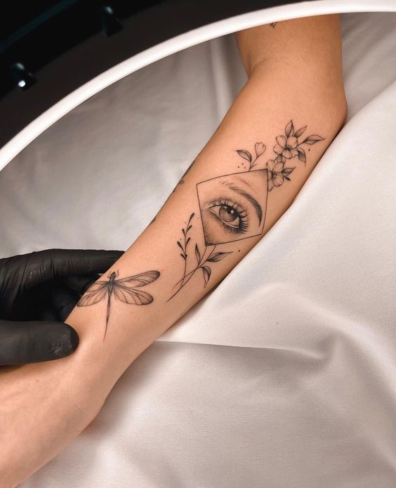 tatuagem de flor no antebraço feminino significado