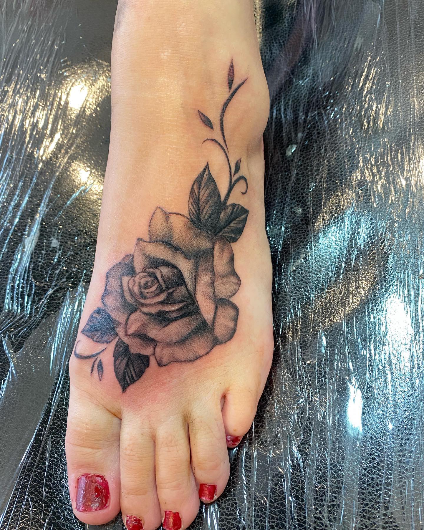 melhores estilos de tatuagem feminina na perna para inspiração