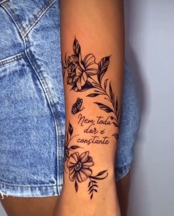 tatuagem feminina preto e cinza antebraço