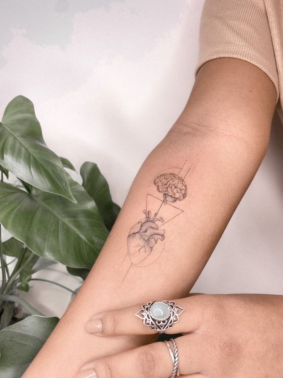 melhores ideias de tatuagem feminina no braço para inspiração