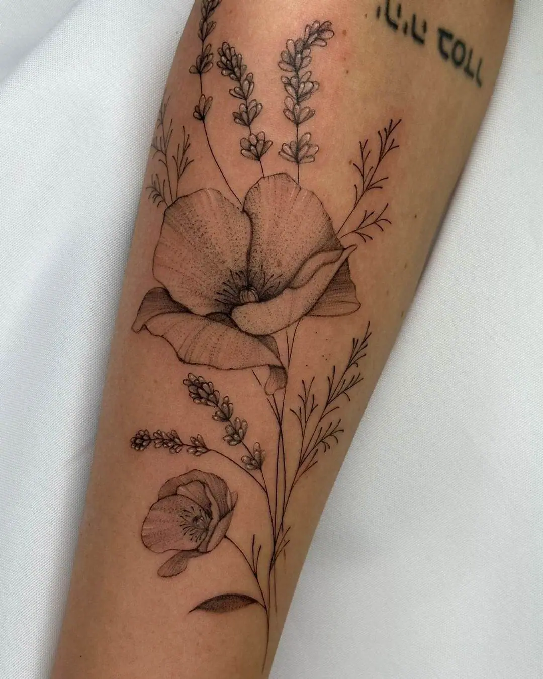 tatuagem feminina no braço feminina