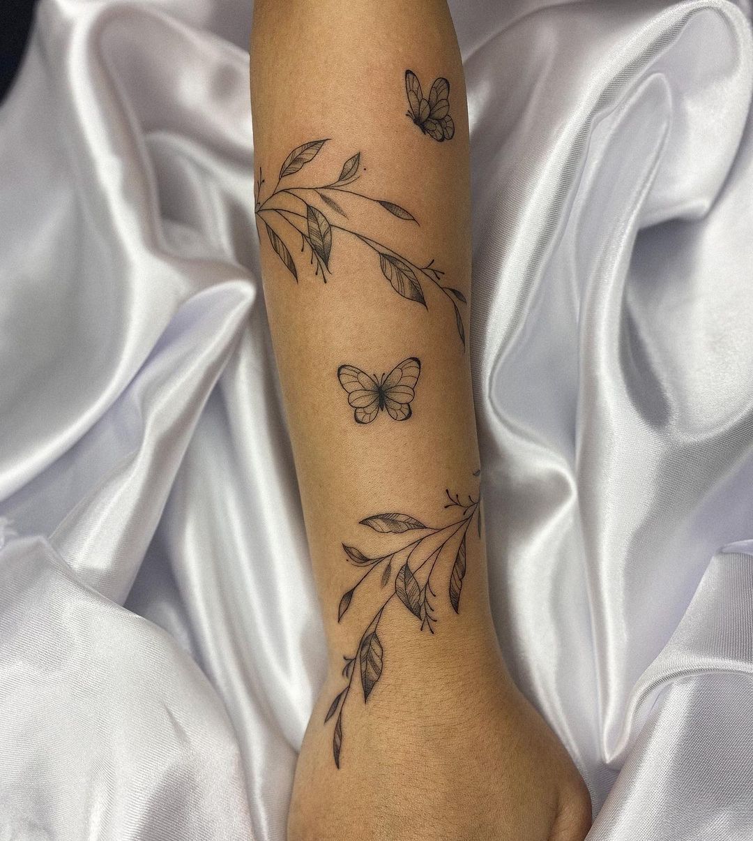 tatuagem feminina braço com flores delicadas