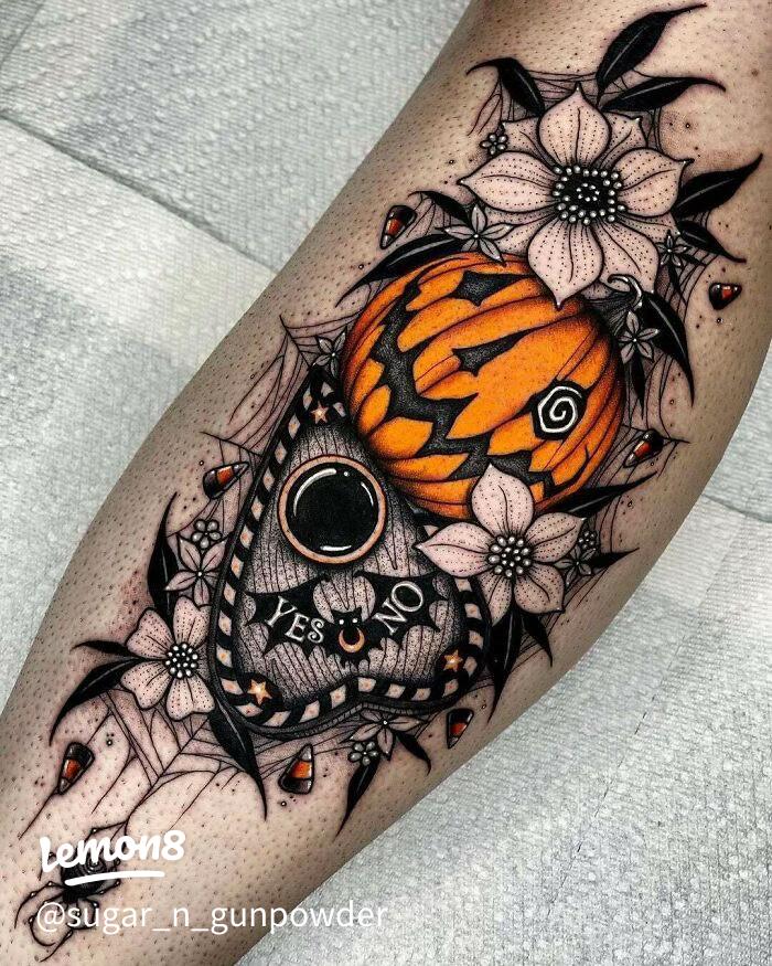 Preto e Roxo em Tatuagens de Halloween