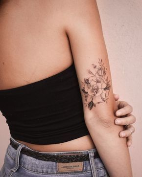 tatuagem de flor de lótus feminina no antebraço