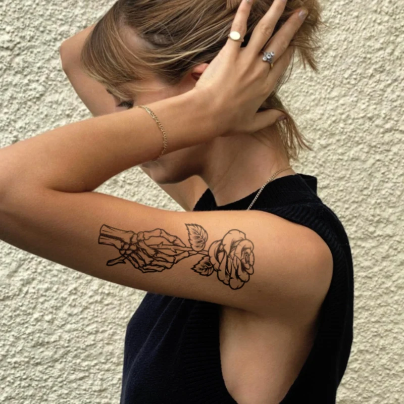 tatuagem de flor de lótus feminina no antebraço