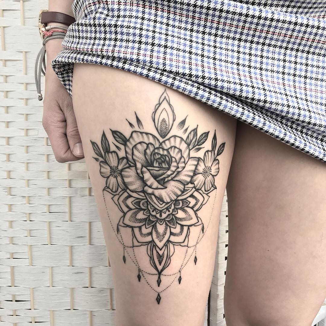 tatuagem de frase delicada na coxa