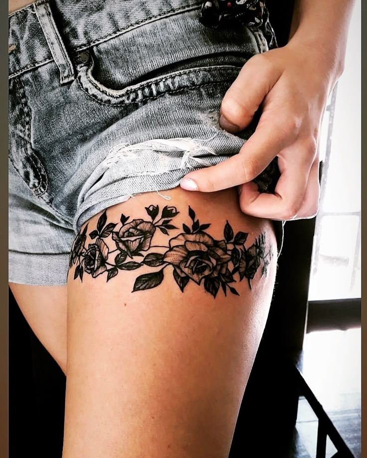 tatuagem de lua coxa feminina delicada