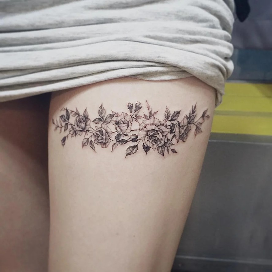 tatuagem escrita delicada coxa feminina