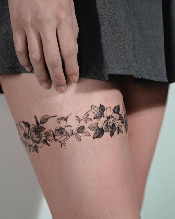 ideias de tatuagem delicada na coxa